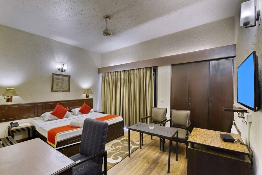 Collection O Hamilton Hotel Нью-Дели Экстерьер фото